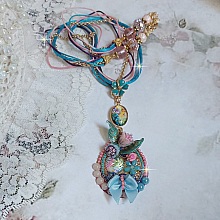  Collier Coquette cr&eacute;&eacute; avec deux estampes &agrave; laquelle s&rsquo;ajoute des fleurs en velours floqu&eacute;, perles aplaties Cristal, fleurs : Epoxy, Porcelaine, R&eacute;sine, cabochon loupe, rubans et cha&icirc;ne plaqu&eacute; Or