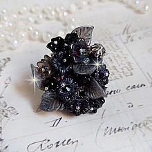 Bague Soir de Lune cr&eacute;&eacute;e avec des fleurs lucites Noires et Grises peintes &agrave; la main, cristaux, perles en r&eacute;sine, perles en verre et coupelle argent&eacute;e. Le tout est mont&eacute; sur une bague argent&eacute;e