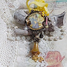 Collier Sunny Side mont&eacute; avec cabochon en r&eacute;sine repr&eacute;sentant une femme en robe Mauve avec un oiseau, cristaux, fleur &eacute;poxy, ruban, Jade en pierre de gemme, breloques aux couleurs Jaune et Bronze