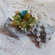 Bague C&eacute;zanne mont&eacute;e avec des petites fleurs lucites peintes &agrave; la main &agrave; laquelle s&rsquo;ajoute des feuilles, cristaux, perles, &eacute;tamines, grosses rocailles, perles nacr&eacute;es et m&eacute;tal sur une bague en Laiton