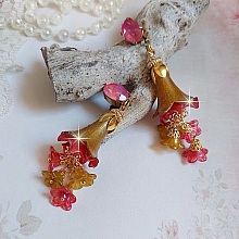BO Tourbillons de Fleurs cr&eacute;&eacute;es avec clochettes, calottes plaqu&eacute;es or et cabochons en cristal