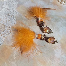 BO Vol au Vent cr&eacute;&eacute;es avec plumes de pintade, Coq trois tons, plumes Orange, perles bois naturel et Orange, perles r&eacute;sine et cha&icirc;ne strass. 