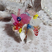 Bague Emeline mont&eacute;e avec fleurs en verre, fleurs et feuilles r&eacute;sine, perles cristal Swarovski et bague filigran&eacute;e
