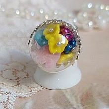 Bague Boule de Cristal mont&eacute;e avec fleurs en forme de cloche verre,  velours floqu&eacute; avec bague laiton et d&ocirc;me en verre