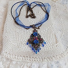Collier Fleurs Bleues avec estampe, fleurs en r&eacute;sine, rubans, queue de rat, cabochons zirconium et perles cristal Swarovski