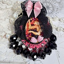 Pendentif Barbara mont&eacute; avec cabochon r&eacute;sine, pendentif m&eacute;tal, dentelle, fleurs, gouttes verres et perles cristal Swarovski