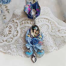 Pendentif Infiniment Bleut&eacute; cr&eacute;&eacute; avec fleurs synth&eacute;tiques, r&eacute;sine, cabochon verre, ruban velours et perles Cristal Swarovski