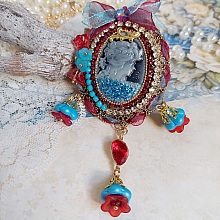 Pendentif Broche Scarlet mont&eacute; avec cabochon r&eacute;sine, rubans, breloques et perles Cristal Swarovski