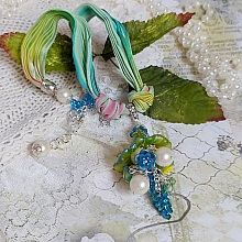 Collier Regard Scintillant cr&eacute;&eacute; avec fleurs acryliques, ruban de soie, cha&icirc;ne en argent et perles Cristal Swarovski