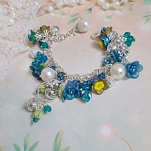 Bracelet Regard Scintillant avec fleurs frosted, clochettes verres, rondes r&eacute;sines, breloques et perles Cristal Swarovski