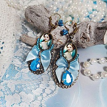 BO Aily cr&eacute;&eacute;es avec cabochons loupes, n&oelig;ud satin, strass, perles Cristal Swarovski, dormeuses laiton