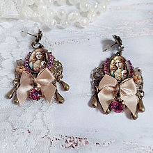 BO Reine Roses cr&eacute;&eacute;es avec cabochon verre, n&oelig;ud satin, strass, clochettes et perles Cristal Swarovski