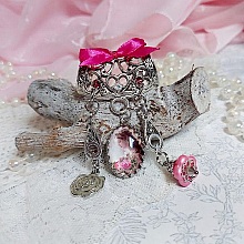 Broche Luna cr&eacute;&eacute;e avec cabochon et clochette verre, pendentifs arabesques m&eacute;tal et perles cristal Swarovski