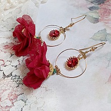 BO Symphonie de Rouge cr&eacute;&eacute;es avec cr&eacute;oles, fleurs mousseline et perles Cristal Swarovski