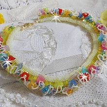 Collier Garden Flowers mont&eacute; avec des fleurs et feuilles Lucites aux couleurs vari&eacute;es, perl&eacute; de rocailles Jaunes, Ivoires et Nacr&eacute;es &agrave; laquelle s'ajoute des tubes, cristaux et un fermoir en Argent 925