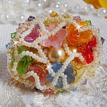 Bague Garden Flowers brod&eacute;e avec des cristaux de Swarovski, des fleurs Lucite et des rocailles