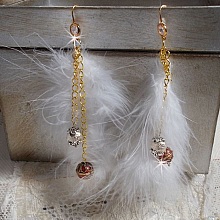 BO Douce Blanche aux plumes blanches, perles en plaqu&eacute; Or et Cuivre/Argent, crochets d'oreilles avec un cristal. Un look Am&eacute;rindien 