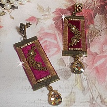 BO Vintage Arabesque mont&eacute;es avec galons Bordeaux aux liser&eacute;s Or, estampes demi-lune, cha&icirc;ne strass en cristal et clous d'oreilles en m&eacute;tal bronze