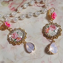 BO Bouquet Valentine, cabochons en verre strass&eacute;s de cristaux, roses en r&eacute;sine, poires Rose Opale en cristal et dormeuses dor&eacute;es Laiton