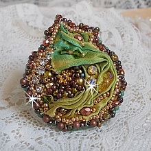 Bague Lune V&eacute;nitienne brod&eacute;e avec un ruban de soie Orange, Vert et Jaune, cristaux : toupies, perles rondes nacr&eacute;es et chatons. S&rsquo;ajoute des facettes et rocailles en Verre sur une bague filigran&eacute;e 