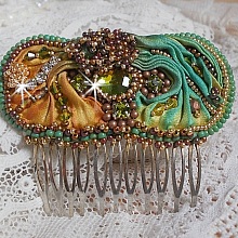 Peigne &agrave; cheveux Lune V&eacute;nitienne brod&eacute;e avec un ruban de soie orange, vert et jaune, cristaux, : toupies et chatons. S&rsquo;ajoute &agrave; l&rsquo;ensemble perles magiques, cabochons verre Cristal sur broche en Laiton
