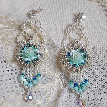 BO Blue Flowers brod&eacute;es avec des cabochons en forme de rose R&eacute;sine, toupies Jet AB2X, perles rondes nacr&eacute;es, navettes et cha&icirc;ne en Cristal. Le tout est orn&eacute; de rocailles et farfalles