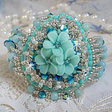 Bracelet Blue Flowers Haute-Couture brod&eacute; avec des Cristaux de Swarovski, un cabochon en r&eacute;sine, des perles rondes en satin, des rocailles avec une cha&icirc;nette et un fermoir en Argent 925/1000