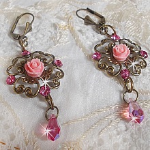 BO Irr&eacute;sistible Eden avec cabochons ronds et gouttes en cristal, cabochons en r&eacute;sine, estampes bomb&eacute;es, dormeuses fleur de lys en laiton