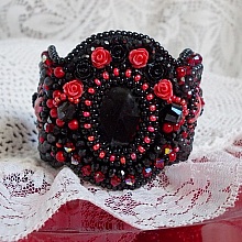 Bracelet manchette Midnight in Paris brod&eacute; tendance romantique avec un cabochon en verre