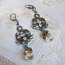 BO Lady in Blue mont&eacute;es avec des chandeliers, intercalaires rondes en forme de fleur, cristaux, poires en Zirconium, rocailles en Verre sur dormeuses en Laiton