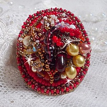Bague Printemps Color&eacute; brod&eacute;e avec des Cristaux de Swarovski, des perles rondes nacr&eacute;es, un c&ocirc;ne filigran&eacute;e et des rocailles