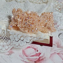 Bracelet Idylle Beauty brod&eacute; avec des cristaux : perles rondes nacr&eacute;es, toupies, facettes Verre &agrave; laquelle s&rsquo;ajoute des rocailles avec un fermoir en Plaqu&eacute; Or et une cha&icirc;nette en Argent 925/1000