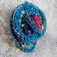 Bague Far West tout en jean brod&eacute;e avec des pierres de Gemme : Le Sodalite et le Jade Jaune &agrave; laquelle s'ajoute un tissu en Jean, un tissu mouchet&eacute; de fleurs avec des chatons en Cristal et des toupies
