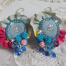 BO Far West brod&eacute;es avec du tissu en jean, du tissu mouchet&eacute; de couleur Bleu/Rose/Jaune et Vert, des roses en r&eacute;sine, des gouttes Saphir, une cha&icirc;ne strass avec des dormeuses en Argent 925