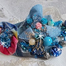 Barrette &agrave; cheveux Far West brod&eacute;e avec des pierres semi-pr&eacute;cieuses (le Sodalite et le Jade Jaune), du tissu en Jean avec des fleurs, des Cristaux de Swarovski et des rocailles