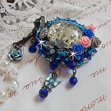 Broche Ang&eacute;line baroque tr&egrave;s ancienne relook&eacute;e sur une broderie avec un tr&egrave;s ancien cabochon en verre, des roses en r&eacute;sine et des rocailles