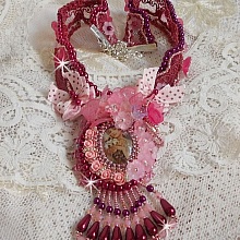 Collier Magnolia avec une dentelle bordeaux tr&egrave;s fine avec des cristaux de Swarovski