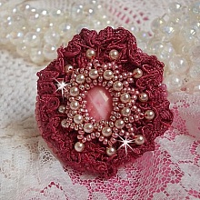 Bague Magnolia brod&eacute;e avec une dentelle bordeaux, un cabochon facett&eacute; Rose et des perles nacr&eacute;es