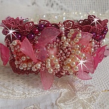 Bracelet Magnolia avec une dentelle bordeaux brod&eacute;e avec des perles nacr&eacute;es et fleurs