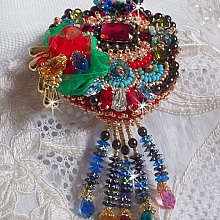 Broche Mia Haute-Couture brod&eacute;e avec des Cristaux de Swarovski, un cabochon vintage des ann&eacute;es 1960, des fleurs Lucite, des perles rondes nacr&eacute;es et des rocailles, 