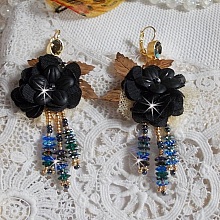 BO Attrape R&ecirc;ves Noires et Dor&eacute;es avec fleurs Lucites, dentelle, estampes, fleurs en cristal, rocailles et dormeuses en Laiton