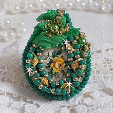 Bague Belle Emeraude brod&eacute;e avec un cabochon ovale en c&eacute;ramique repr&eacute;sentant une rose Jaune sur fond Blanc, un tissu l&eacute;ger de couleur Vert, des perles rondes nacr&eacute;es et des rocailles Dor&eacute;es