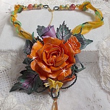 Collier pendentif Douceur de Printemps cr&eacute;e tout en porcelaine froide et perles diverses
