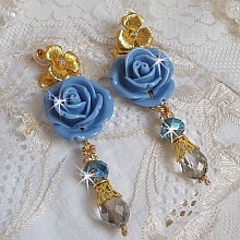 BO Bell&rsquo;issim Rose Bleu Barbeau avec des roses en r&eacute;sine, cabochons Cristal AB, gouttes facett&eacute;es, perles rondes en verre de boh&egrave;me, coupelles et clous d'oreilles en laiton
