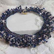 Collier Fleur de corail mont&eacute; avec des pierres de gemme : le Lapis Lazuli, le Quartz et le Sodalite. J&rsquo;ai mis en forme ce collier aux dentelles de rocailles Roses et Jet AB pour un monde de coraux 