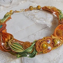 Collier Rumba Haute-Couture brod&eacute; avec un Shibori de soie, de la soutache et des cristaux de Swaroski
