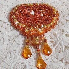 Broche Rumba brod&eacute;e avec des cristaux de Swarovski, des strass, des navettes Tangerine, des perles rondes et des rocailles