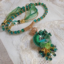 Collier Green Iris brod&eacute; avec du coton DMC Vert sur un anneau en bois avec fleurs Lucites, gouttes en cristal. Le tout est mont&eacute; avec perles rondes craquel&eacute;es, ruban organza et fermoir en argent 925