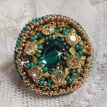 Bague Green Iris brod&eacute;e avec un cabochon Emeraude orn&eacute;e de chatons fleurs cristal sertis, rocailles Vert Opaque et Gold. Mont&eacute;s sur feutrine Verte et sur une bague plateau Dor&eacute;e, un style Contemporain
