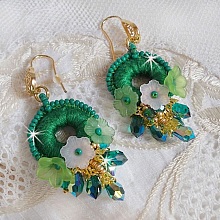 BO Green Iris brod&eacute;es avec du coton DMC Vert sur des anneaux en bois &agrave; laquelle s&rsquo;ajoute des gouttes en cristal, fleurs lucites et rocailles. Mont&eacute;s sur boucles en Laiton. Un style Contemporain !